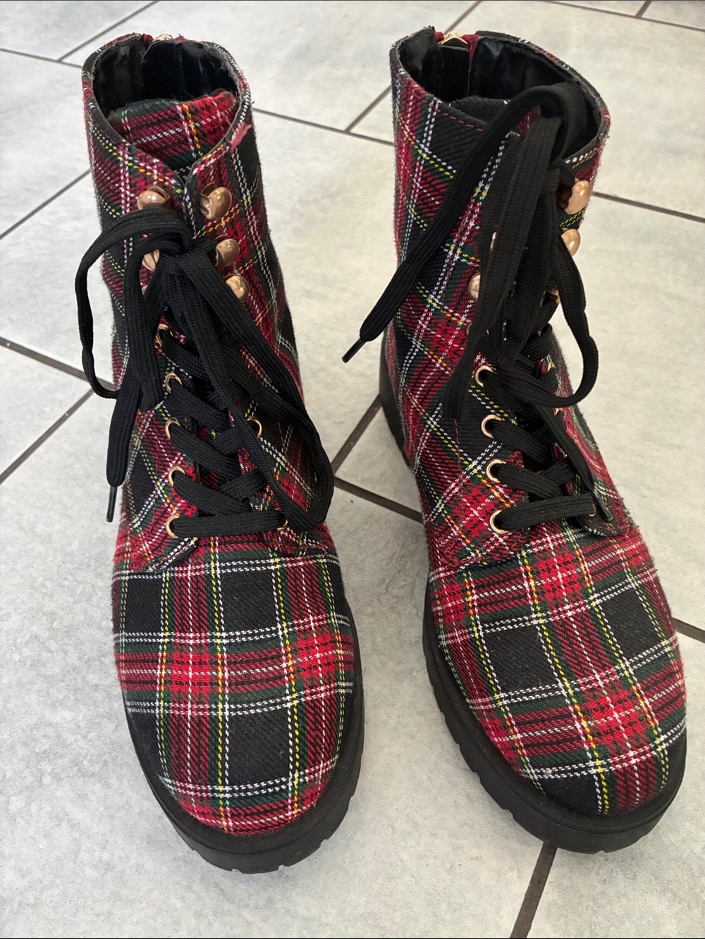 Bamboo Red Plaid Boots -EUC size 8